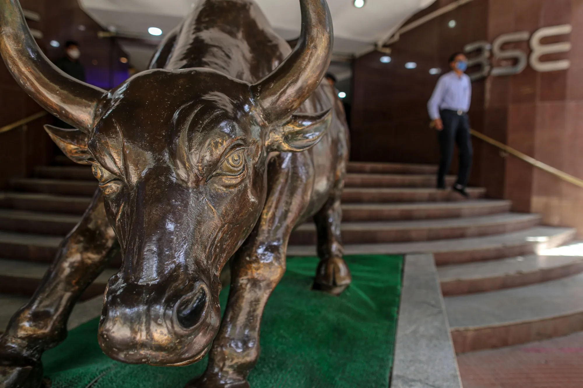 India's Sensex Index Volatile as Investors Optimistic on Economic Rebound
