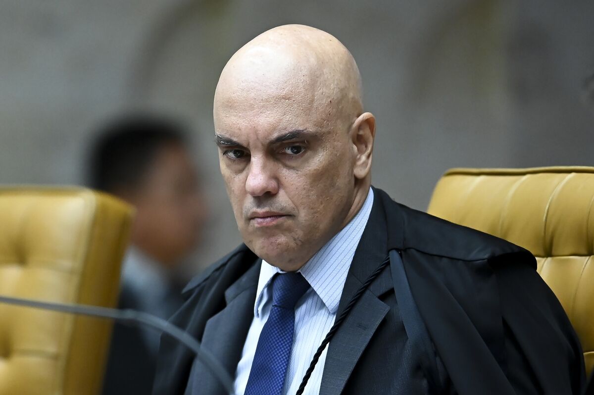 Leaked Messages Ignite Firestorm Around Brazil Supreme Court Justice Moraes - Bloomberg