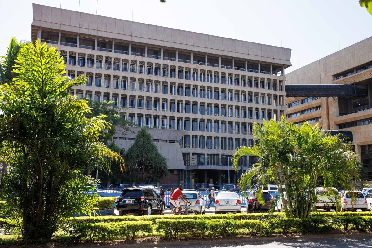 Bank of Zambia Head Downplays Dedollarization-Plan ‘Frenzy’ - Bloomberg