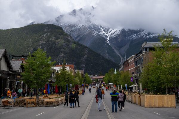 Oil Baron Confronts Skepticism Over His $1.5 Billion Railroad to Banff