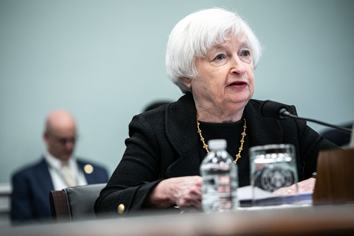 Yellen to Push Debt Relief, World Bank Reform at IMF Meeting