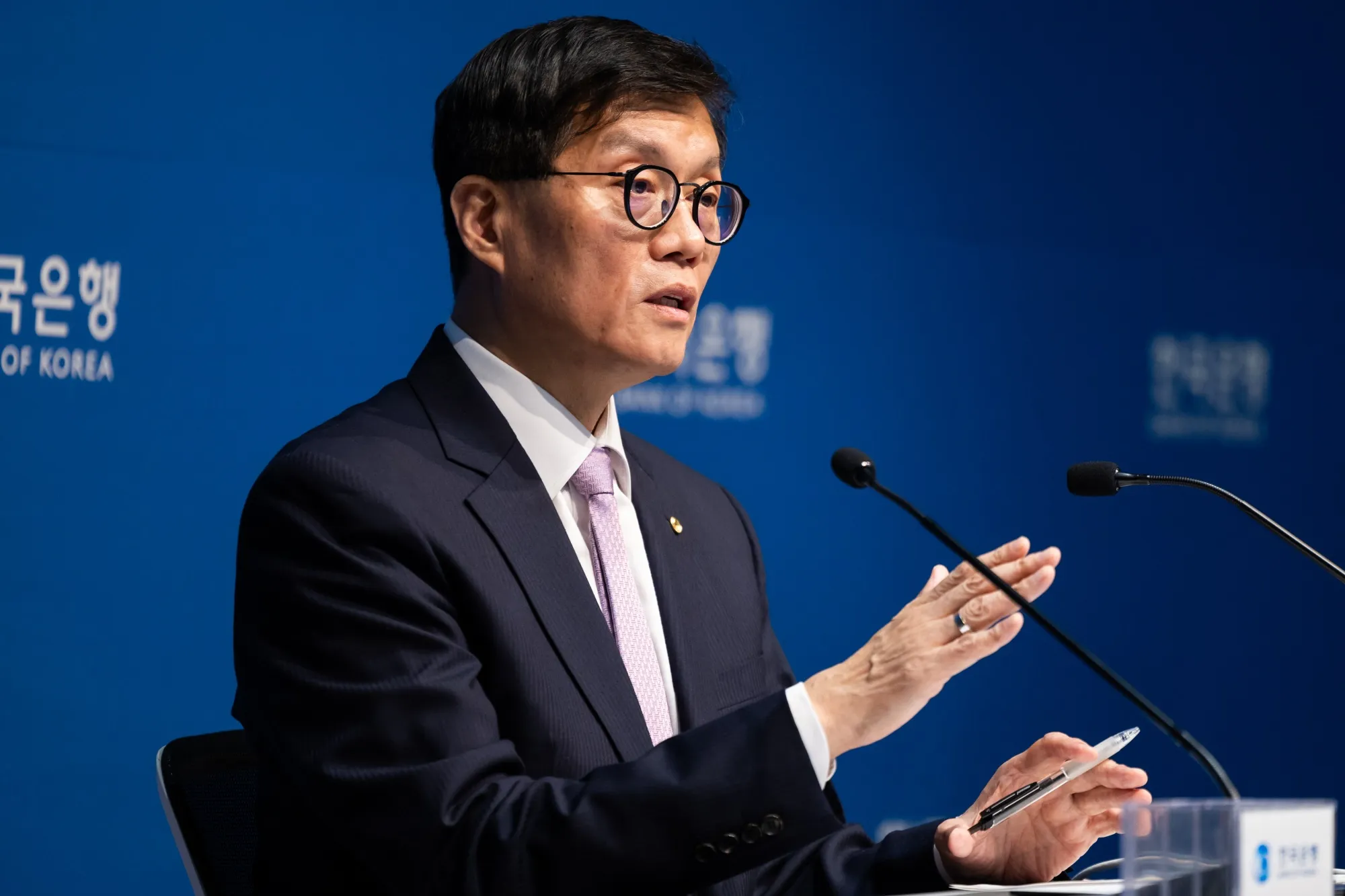 Enbok Rhee BOK’s Rhee Dismisses Faster Rate Cuts as Tool to Boost Spending - Bloomberg