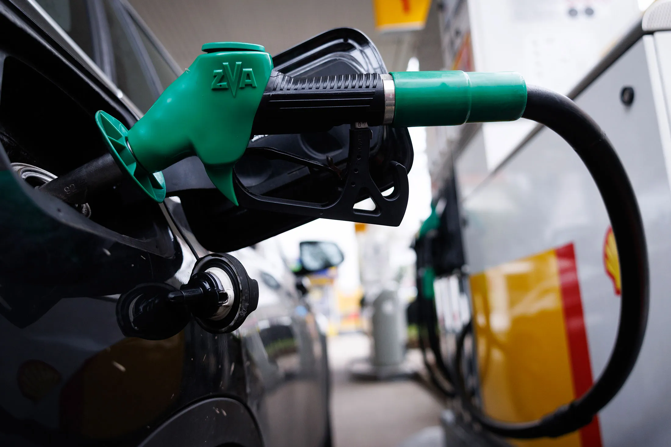 Fuel Prices for UK Motorists Rose by Record in March on Iran War - Bloomberg