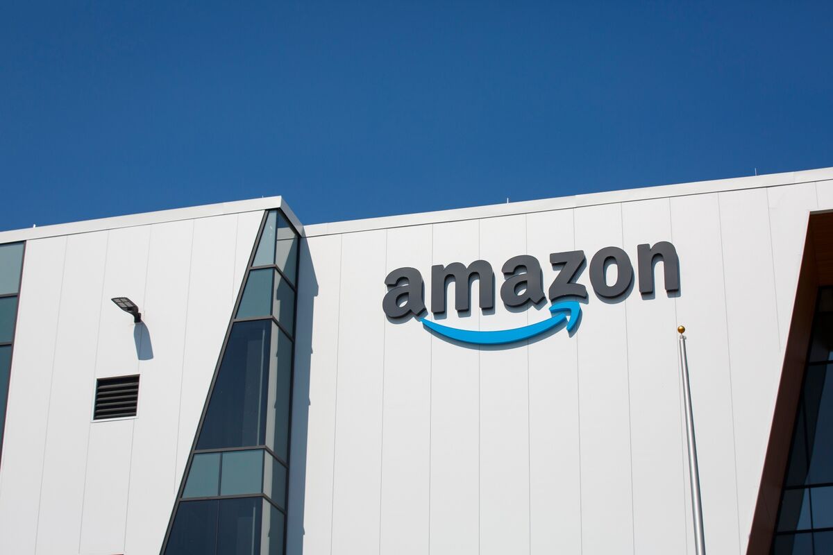 Traders Are Dumping Tech Bonds to Make Room for Amazon Debt Deal