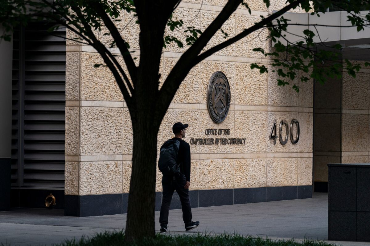bloomberg.com - Emily Flitter - Warren Presses Banking Regulator on Crypto's Trust Charter Push