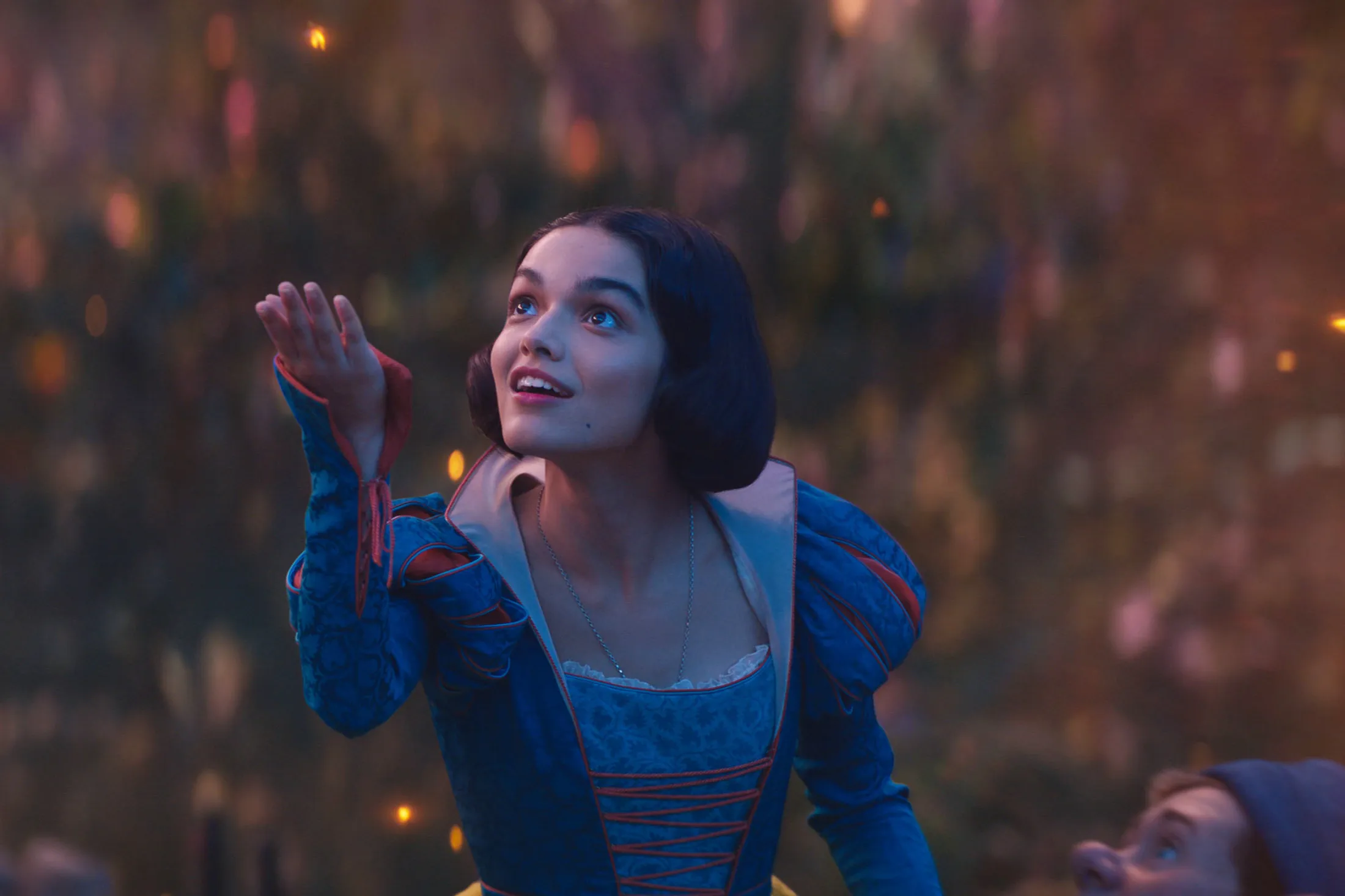 Rachel Zegler as Snow White. Disney kept many of the same elements of the original film, while turning it into a tale of female empowerment.