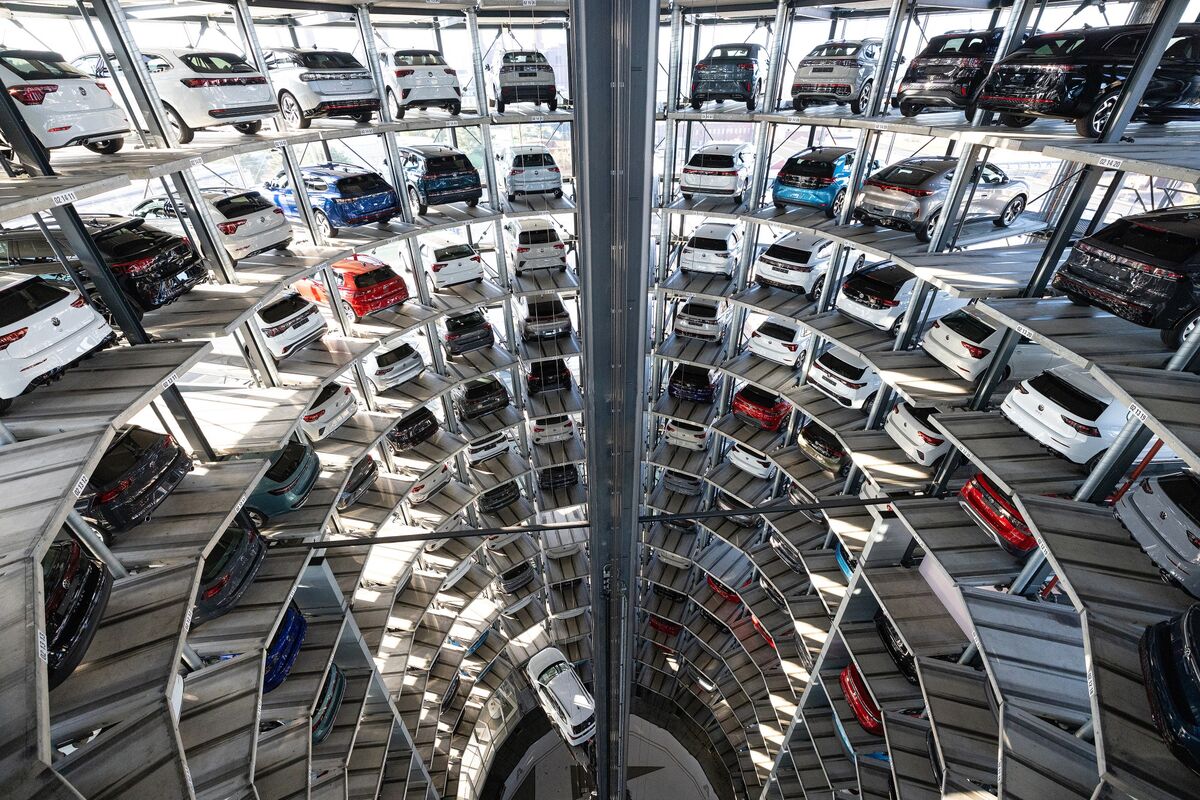 
                            Europe Tries to Buy Time for Car Industry Stuck in the Present