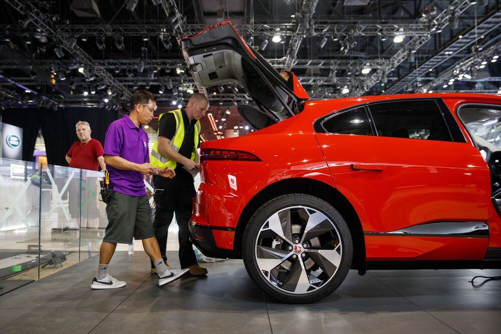 Jaguar Counts On China Recovery To Bolster Return To Profit Bloomberg - preparations for automobility la ahead of the los angeles auto show