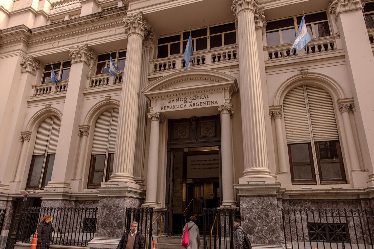 Argentina Lands $20 Billion IMF Agreement and Eases FX Rules - Bloomberg