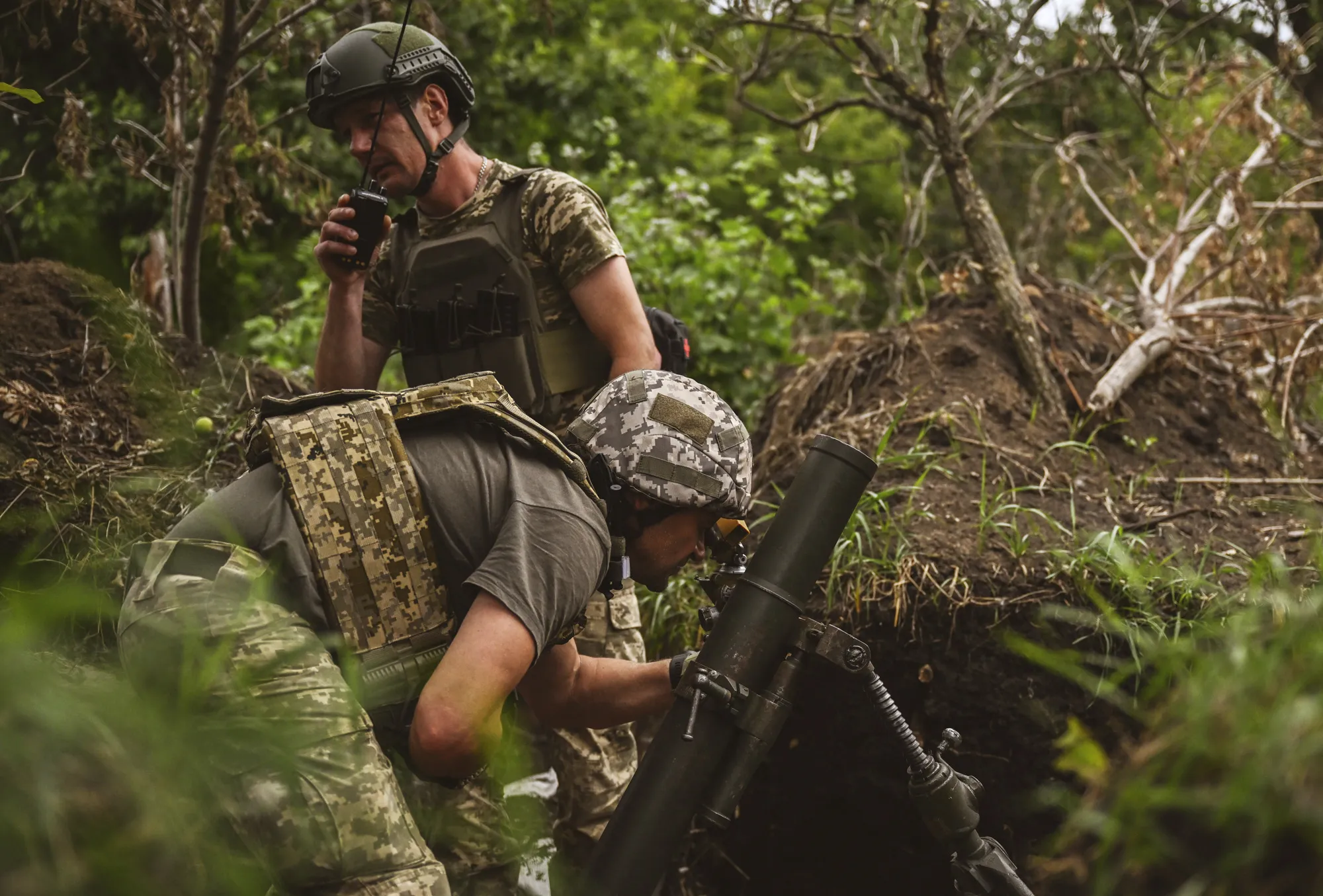 A Ukrainian mortar crew fire towards Russian positions.