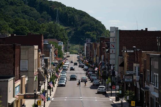 A Rust Belt Town’s Loyalties Divide as Pennsylvania Turns Purple