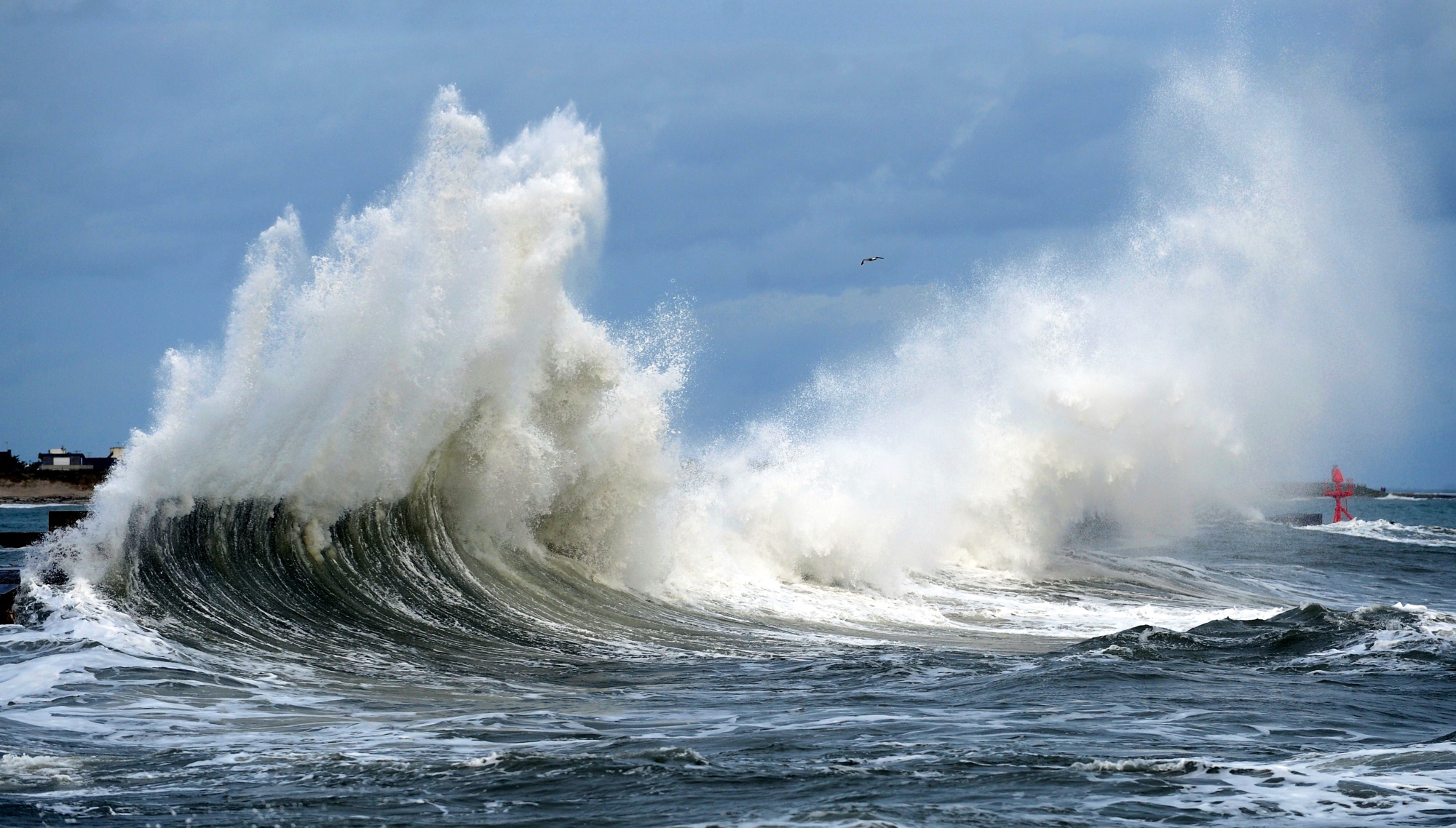 Силе какое море. Wave crash. Непреодолимая сила в море. Снежная буря в море ла Манш. Ветер и волны/entre Vents et Marées Франция.