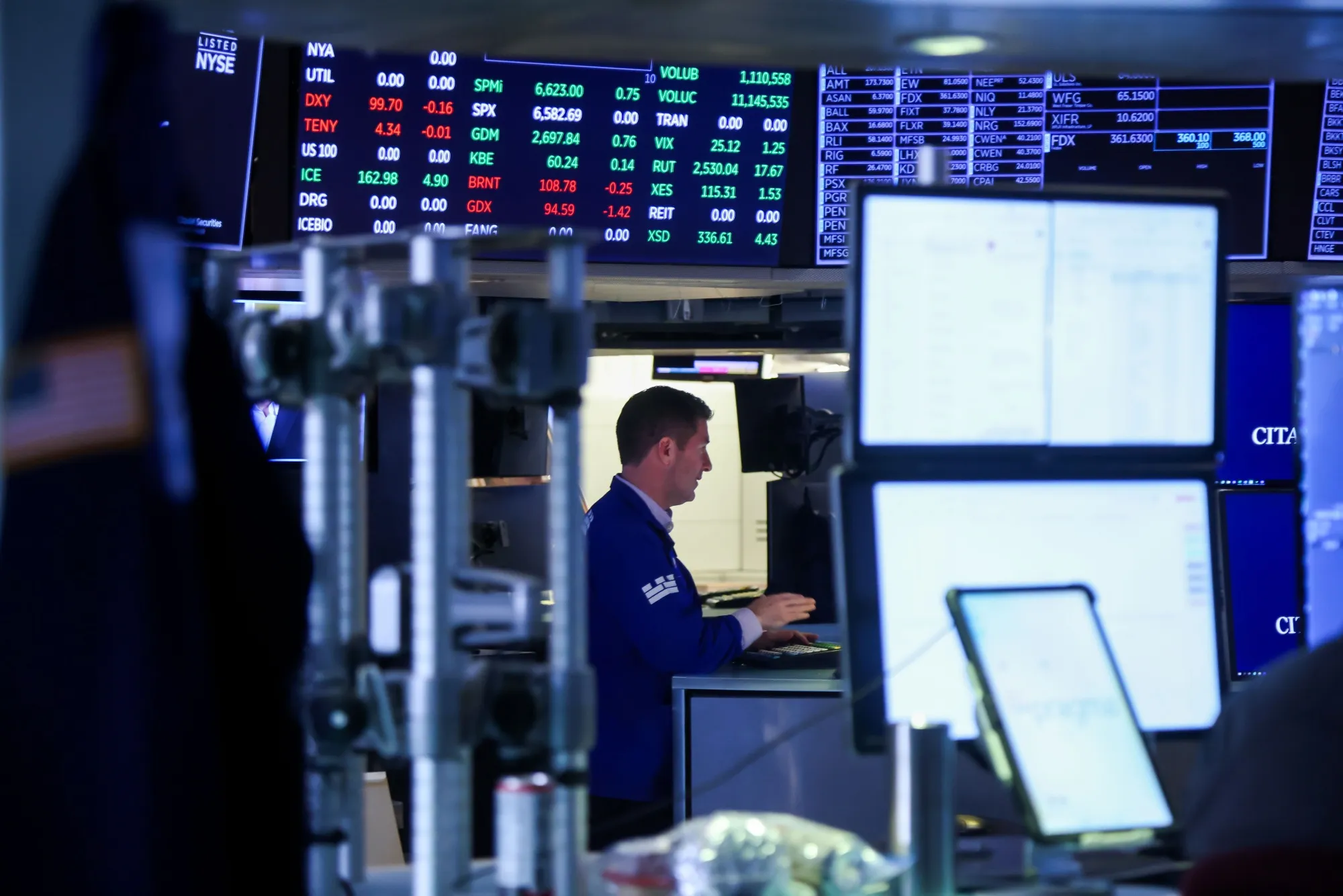 Stocks Rise, Oil Falls As Traders Gauge Truce Odds