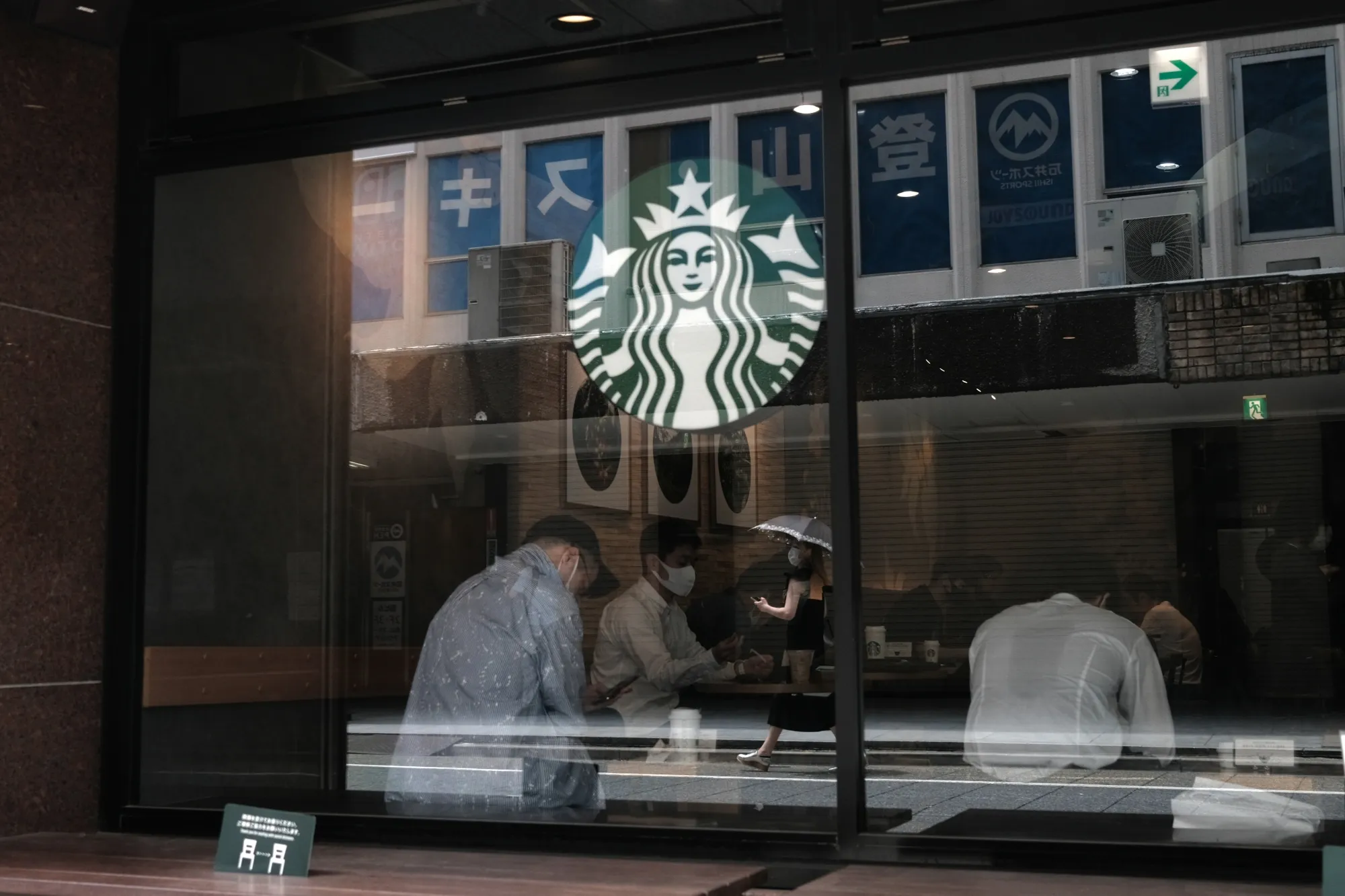 スタバ、シュルツ氏が暫定ＣＥＯとして経営トップ復帰へ－株価上昇 - Bloomberg