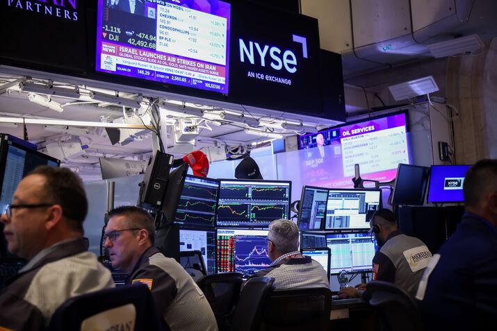 Traders At The New York Stock Exchange As Stocks Trim Declines With Oil Traders On Edge