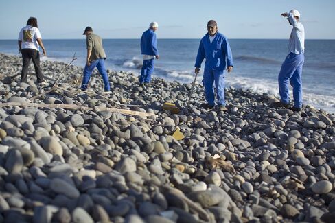 Workers Search for Missing Malaysia Plane on Reunion Island
