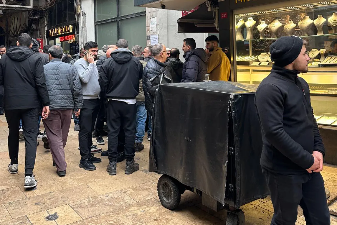 A trolley loaded with banknotes at the Grand Bazaar in Istanbul on Nov. 18.