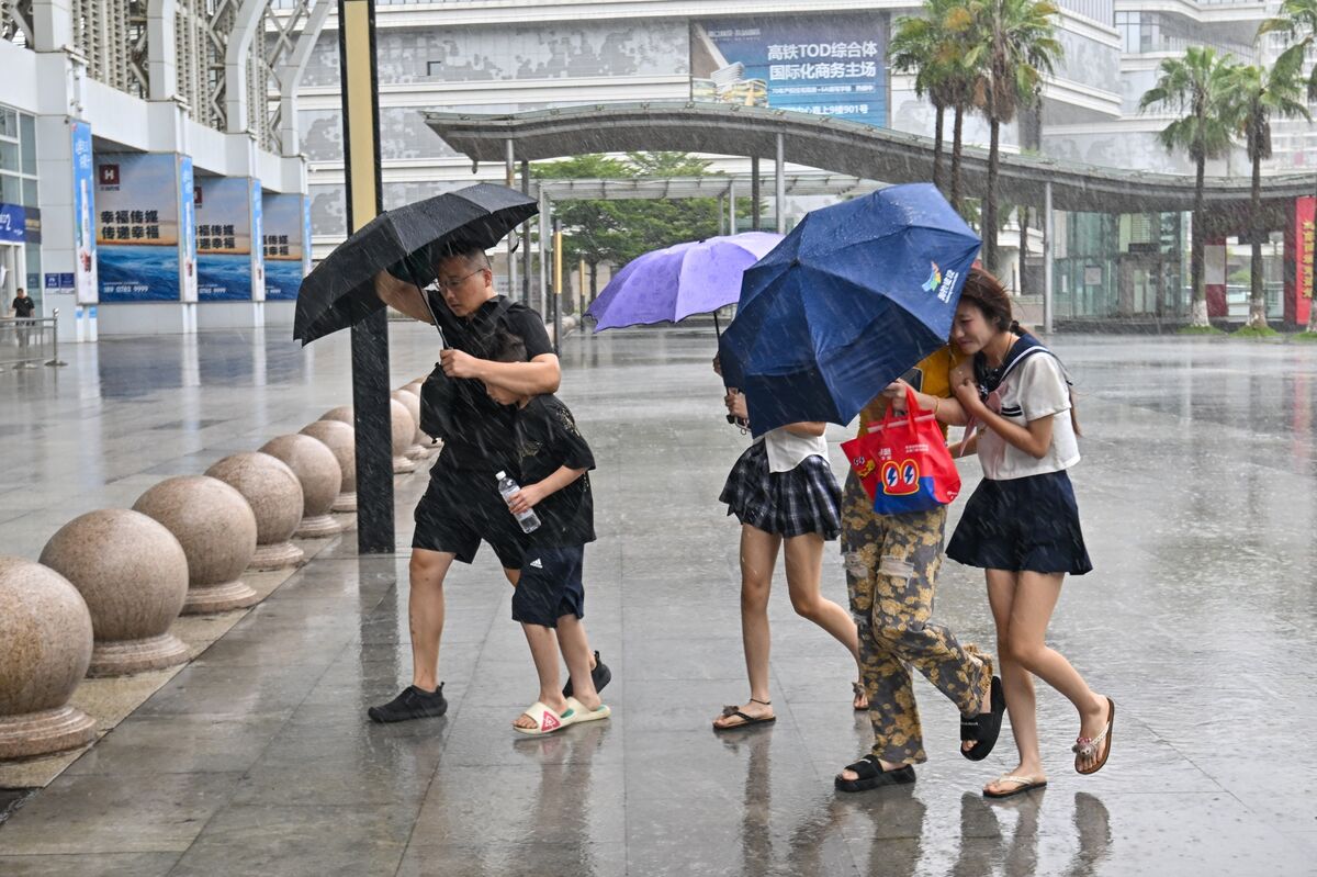Bão Kajiki tiến gần Việt Nam, mang theo gió mạnh và mưa lớn