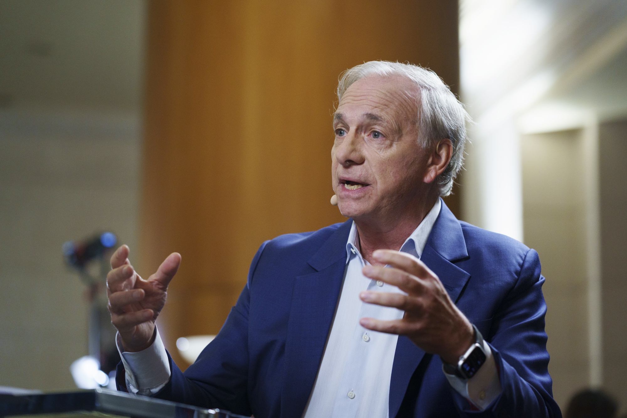 Image associated with story "Dalio Says We’re Nearing Point Where AI Bubble May Burst"