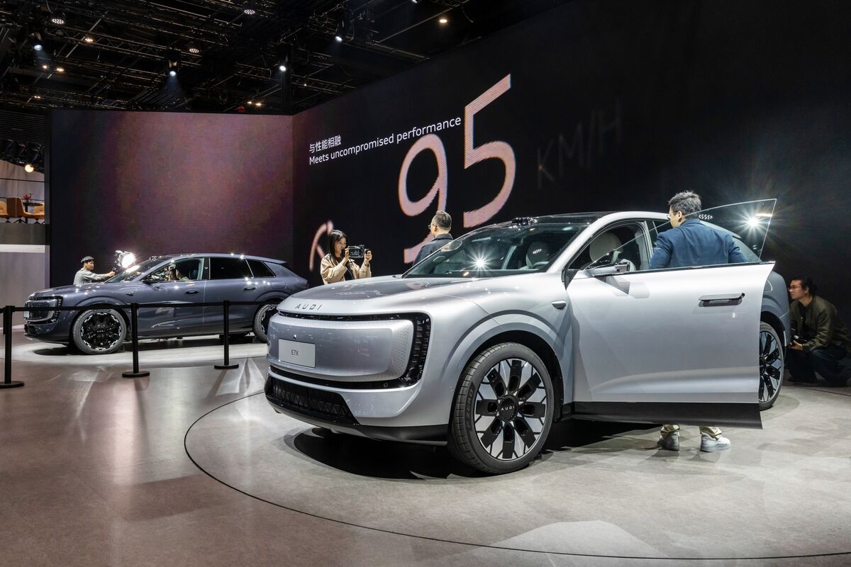 Why Global Carmakers Can’t Afford to Give Up on China - Bloomberg