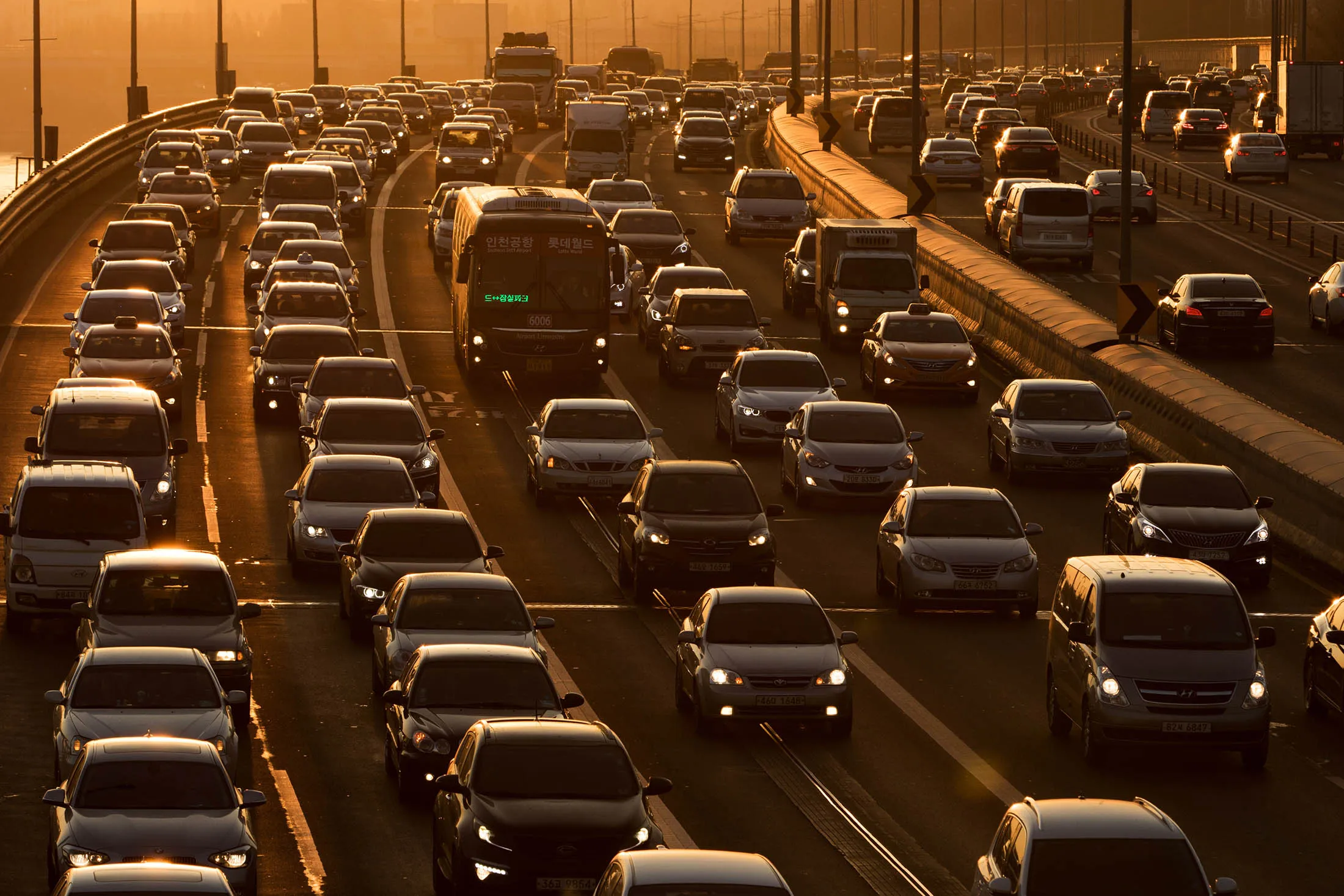 Traffic moves along the Olympic highway during the morning rush hour in Seoul, South Korea, on Friday, Jan. 22, 2016. South Korea is scheduled to release preliminary forth-quarter gross domestic product figures on Jan. 26.
