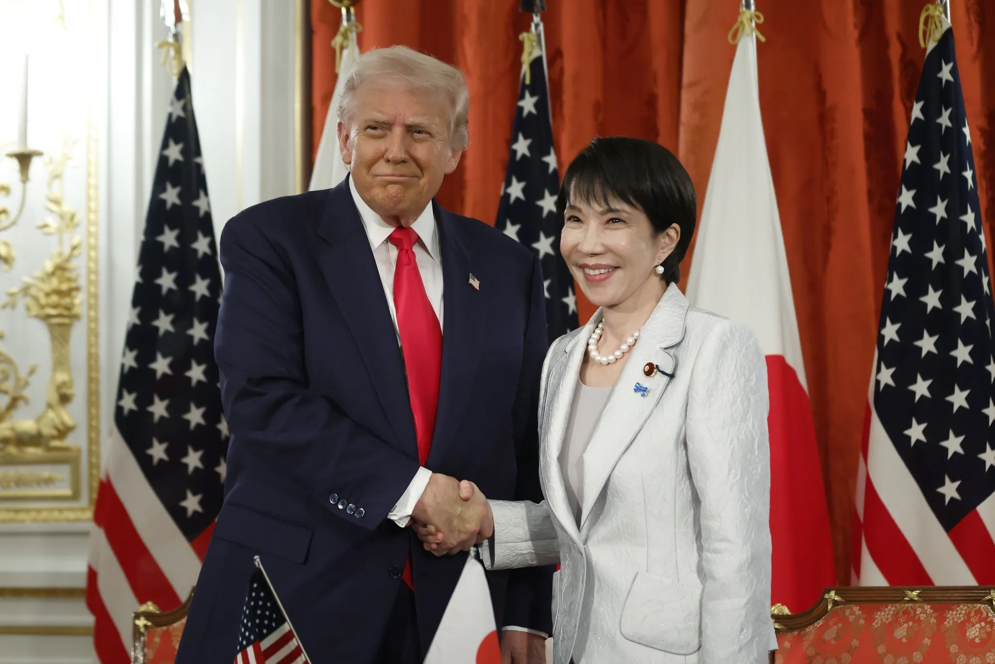 東京で貿易および重要鉱物に関する文書に署名したトランプ大統領と高市首相（2025年10月28日）