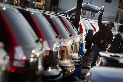 Americans Take Payroll-Tax Increase in Stride to Keep Spending
