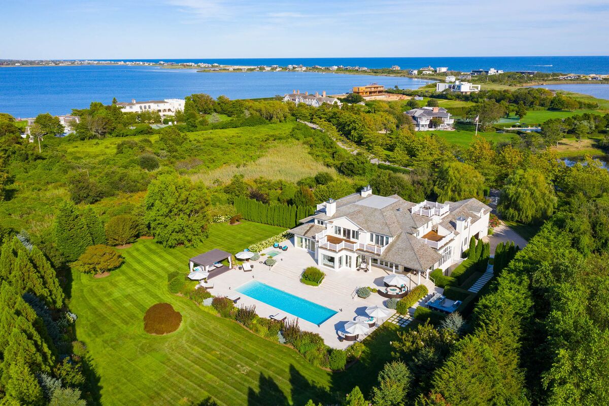 The Hamptons Hit Uncharted Waters: $75,000-a-Month Fall Rentals - Bloomberg