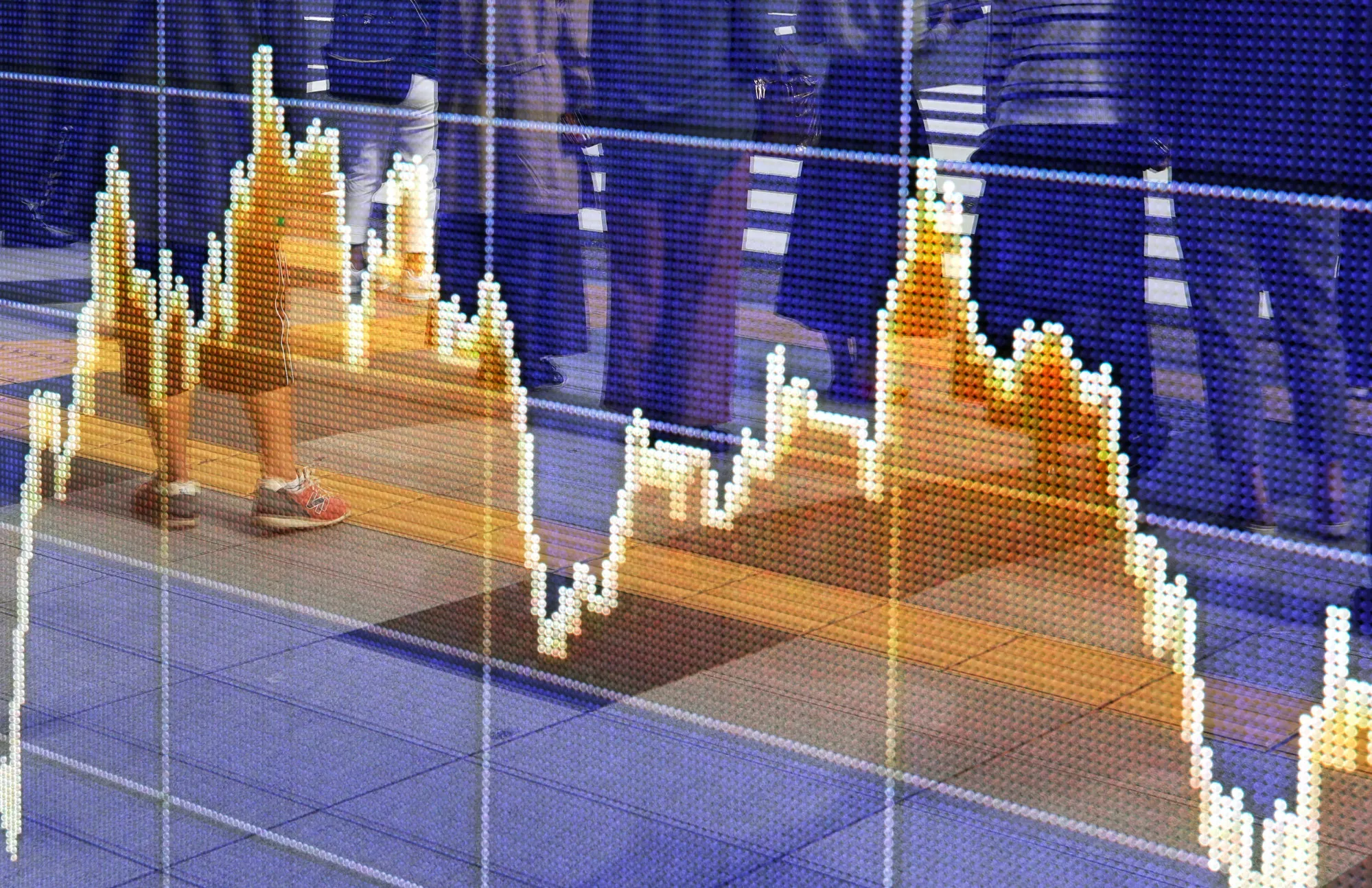 日本株、バブル崩壊のくびきから脱するか－日経平均が「半値戻し」に - Bloomberg