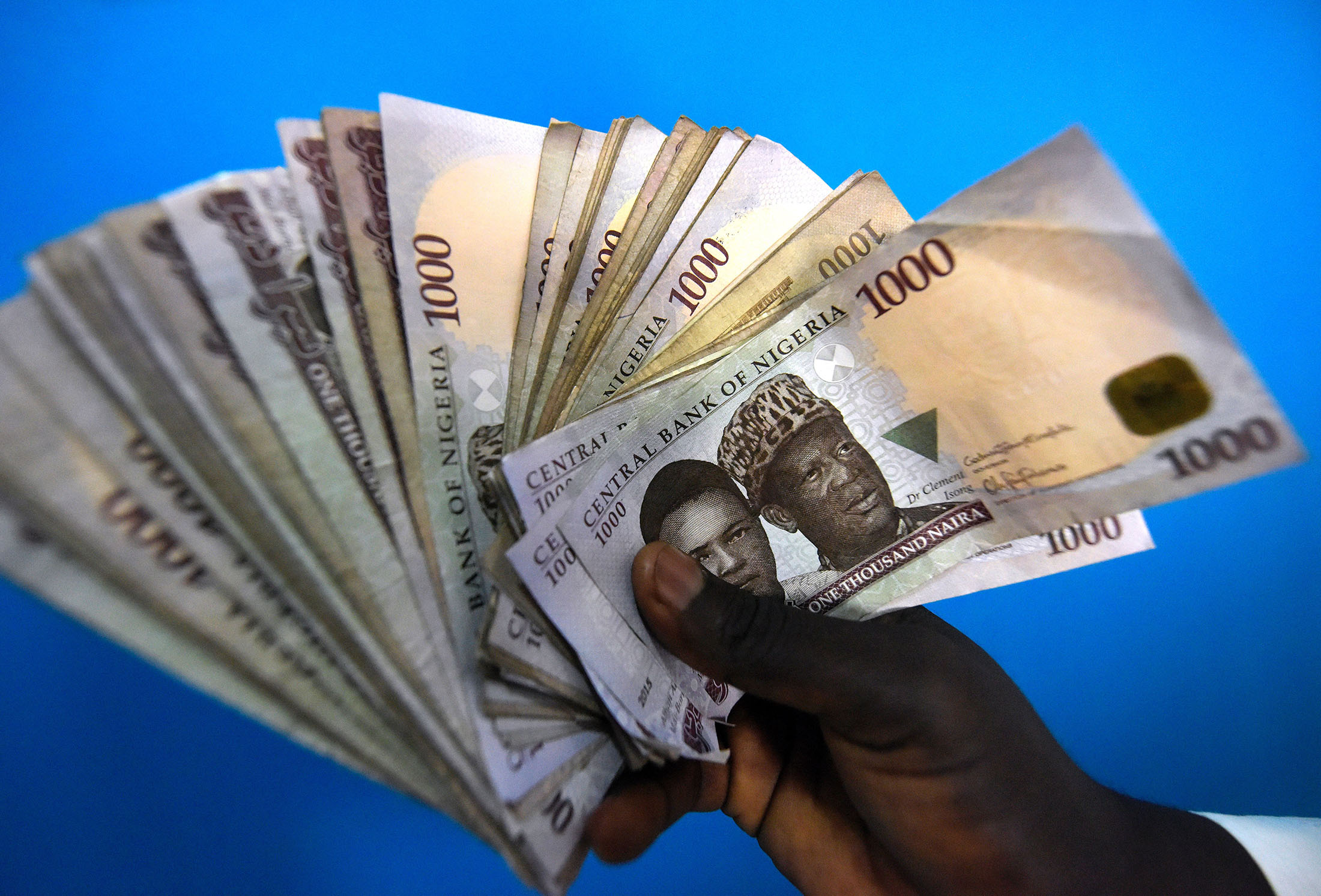 Nigeria s Naira Slide Deepens Even As Central Bank Sells Dollars 