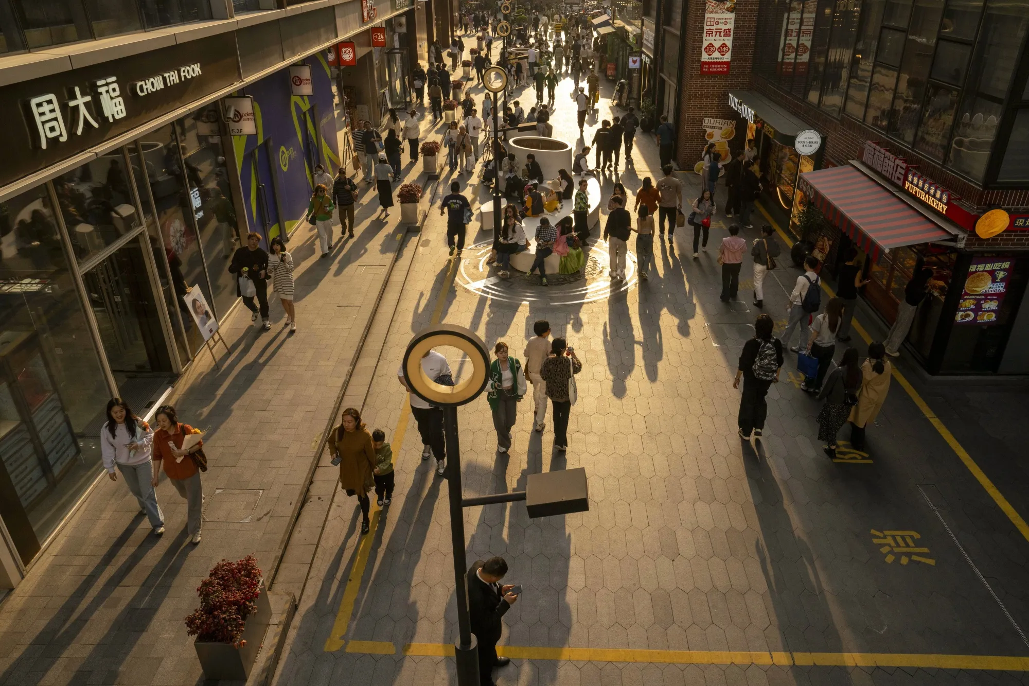 Shoppers&nbsp;in Shanghai on&nbsp;March 2.