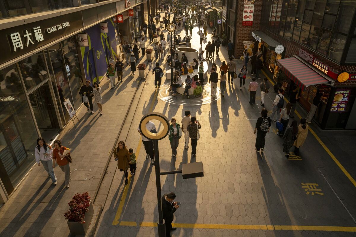 🟪"La Cina si affida ai suoi consumatori per contrastare i dazi di Trump, ma l'incertezza minaccia milioni di posti di lavoro"