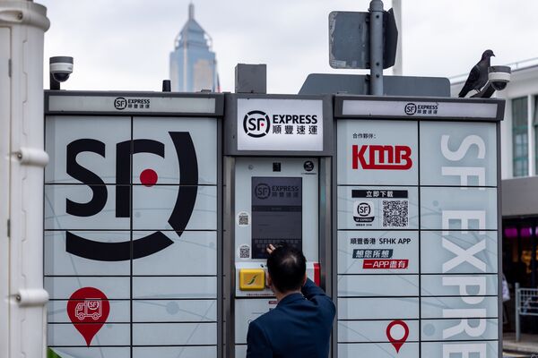 Chinese Courier SF Holding to Start Trading After $749 Million HK IPO