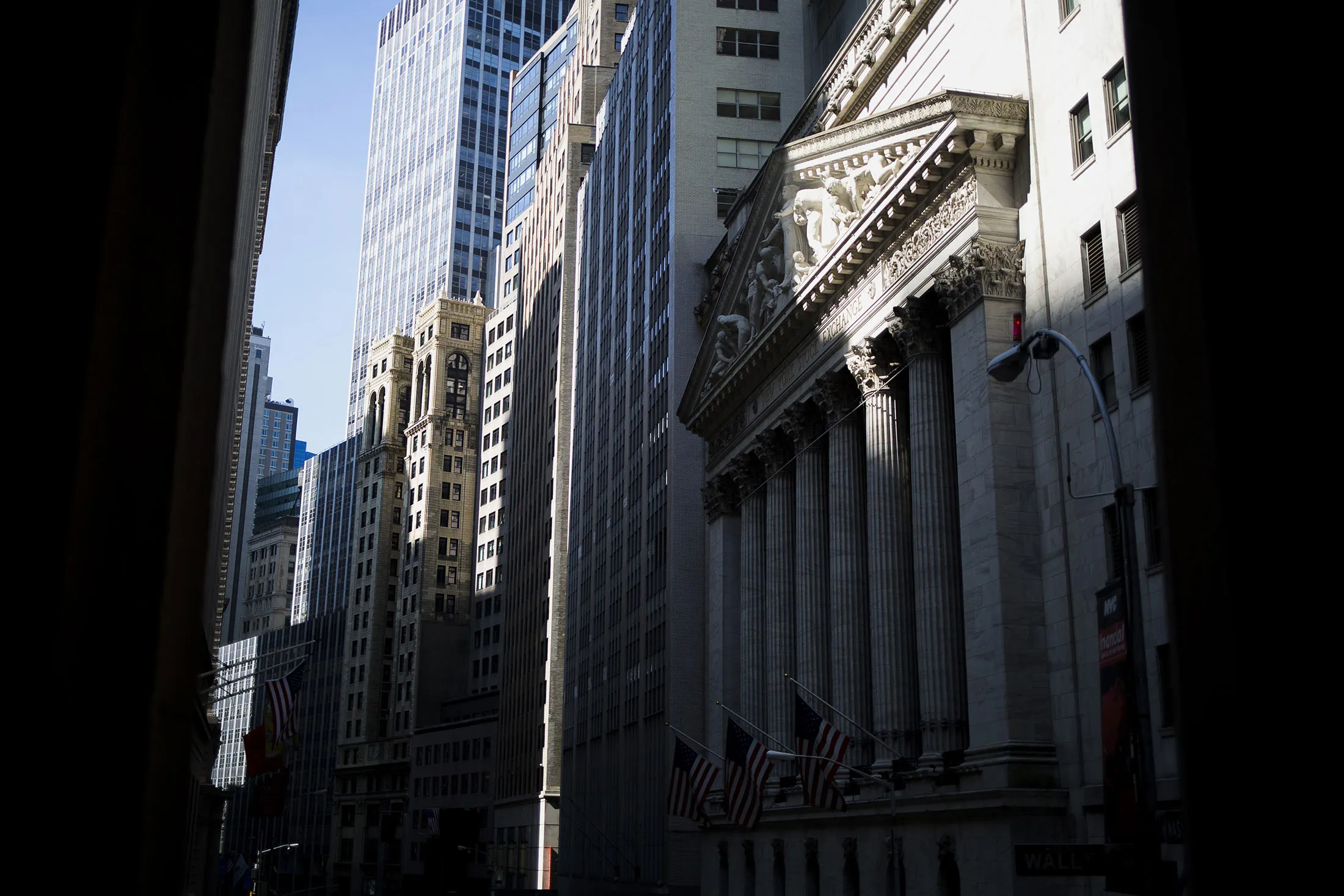 The New York Stock Exchange (NYSE) stands in New York, U.S., on Friday, Aug. 12, 2016. U.S. stocks slipped, as lackluster data offered little incentive for investors to push equities higher after the three main benchmarks reached records on Thursday.
