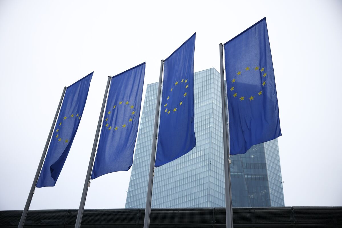 🟪"Crollo dell'Indicatore Salariale nell'Area Euro: Segnali di Inflazione in Crescita e Richieste per Tassi D'Interesse Più Bassi"