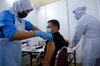 2021年3月4日星期四，一名医护人员在马来西亚雪兰莪州Serdang的马来西亚农业博览会公园Serdang（MAEPS）疫苗接种中心向一线工人注射了Pfizer-BioNTech Covid-19疫苗。政府表示，将在4月份进行的疫苗推广工作涉及约500,000名前沿人士，包括医疗保健，国防和安全人员以及有合并症的教师。