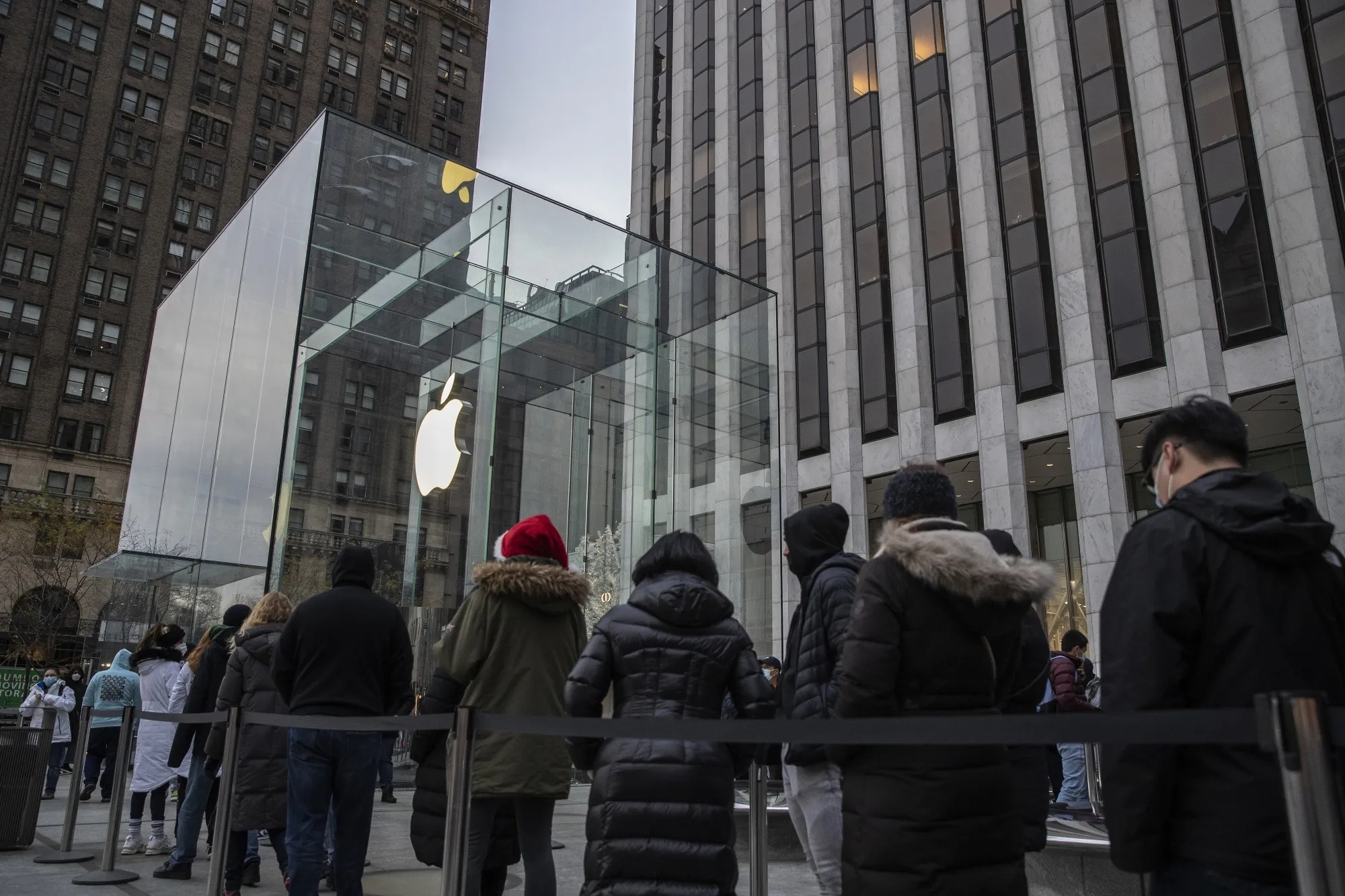 Shoppers wait in line at the Fifth Avenue Apple Store in New York, on Dec. 27.&nbsp;