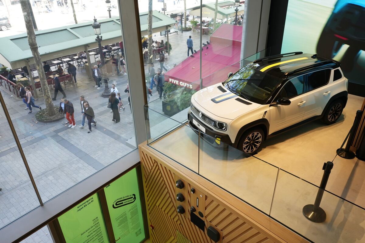 Renault Third-Quarter Revenue Rises on Car Sales, Finance Arm