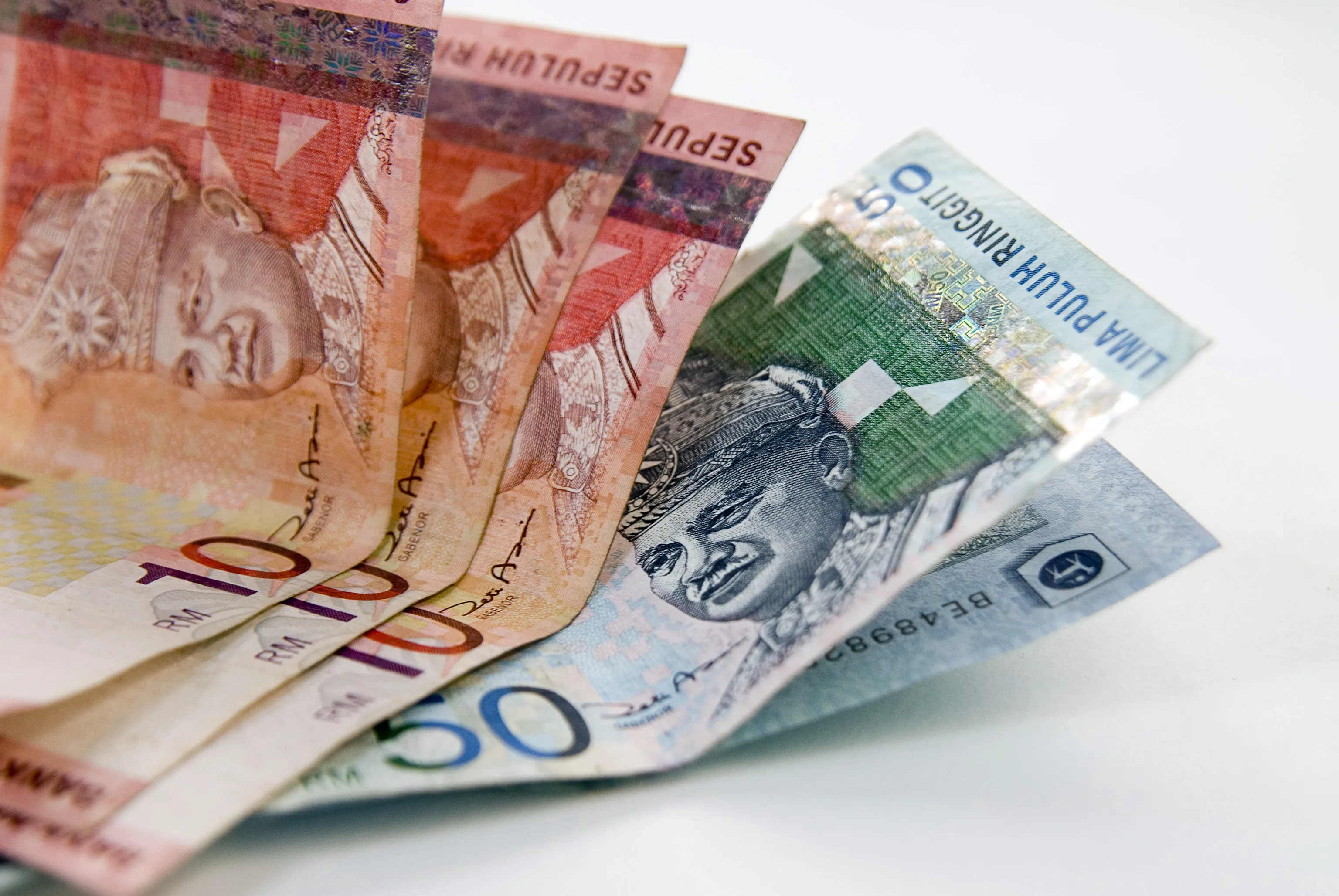 Ringgit Falls Most in 3 Weeks, Bonds Drop on Fitch Outlook Cut