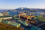 Ships&nbsp;under construction at the Samsung Heavy Industries Co. shipyard in Geoje, South Korea.