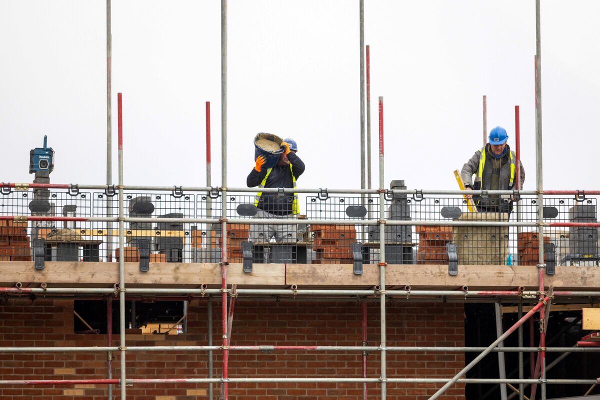 UK Builders Suffer Biggest Downturn Since Pandemic, PMI Shows