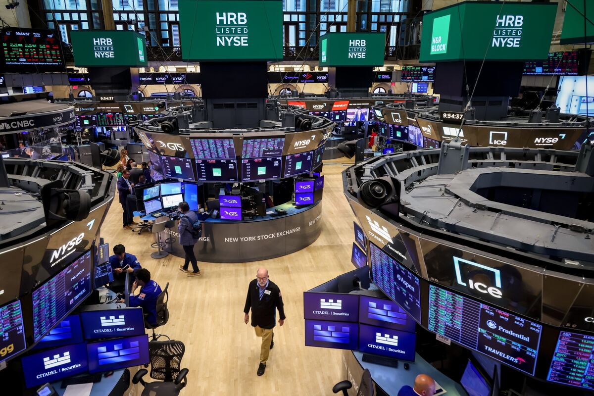 ブルームバーグのニュース記事「【米国市況】株反落、サービス業の足踏みでＦＲＢの責務に新たな課題」の画像