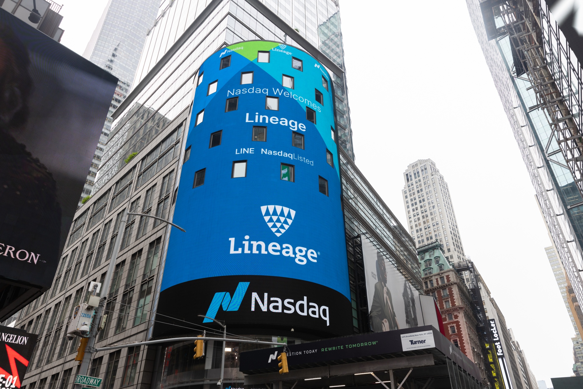 Lineage (LINE) Shares Pop 5% in Debut After $4.4 Billion IPO - Bloomberg