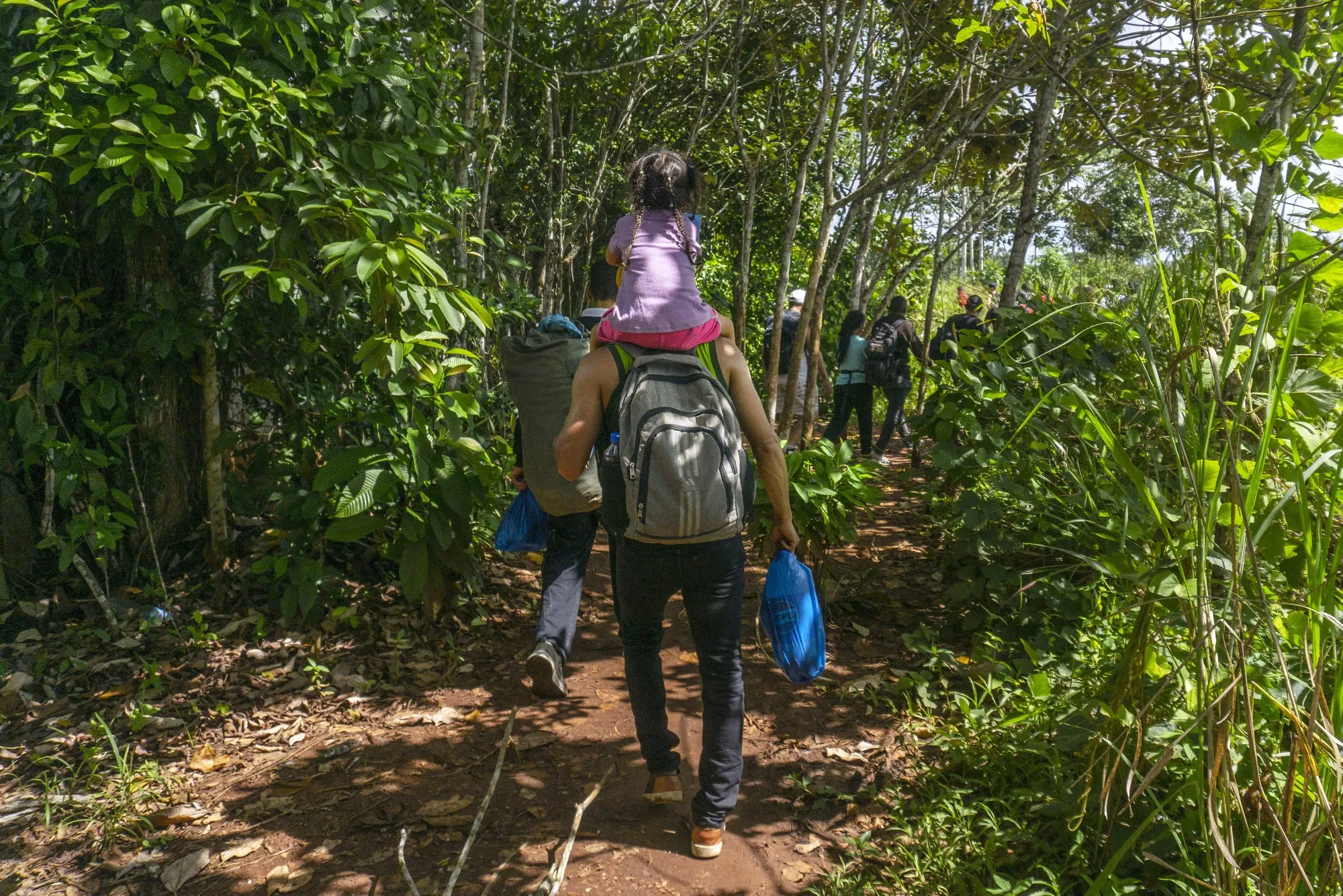 Migrants cross&nbsp;illegally into Nicaragua from Las Tablillas, Costa Rica.