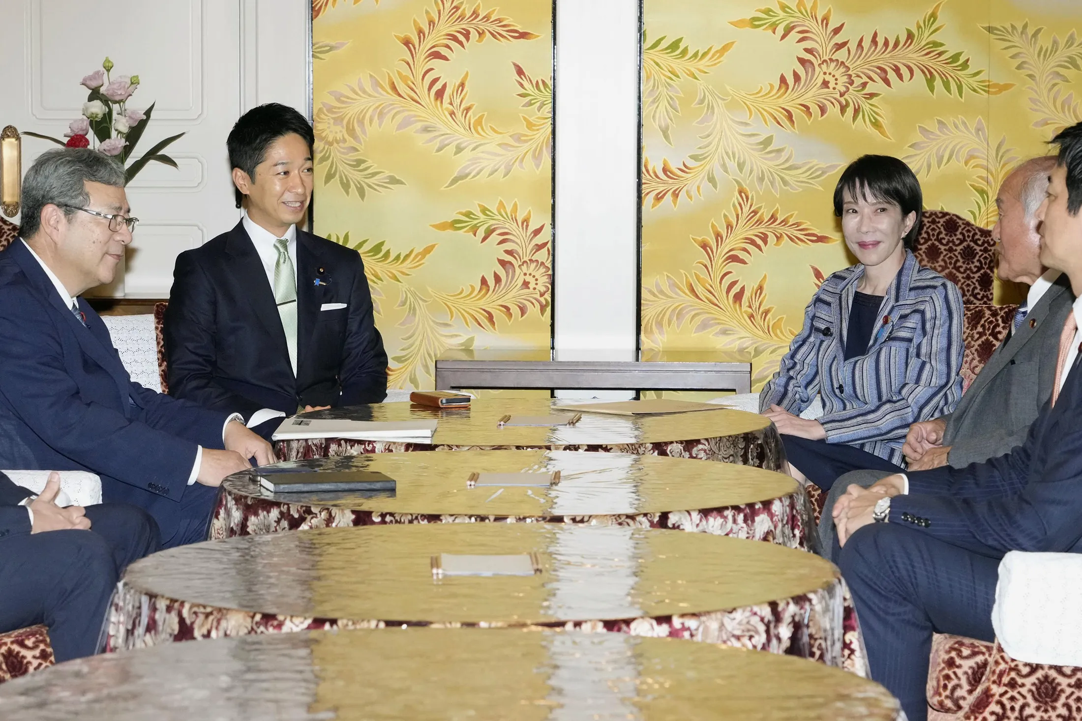 Sanae Takaichi, center right,&nbsp;meets with Fumitake Fujita, center left, in Tokyo on Oct. 17.