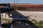 Migrants walk near the US and Mexico border wall in El Paso, Texas, after crossing from Ciudad Juarez, Mexico, on&nbsp;Nov. 13.&nbsp;