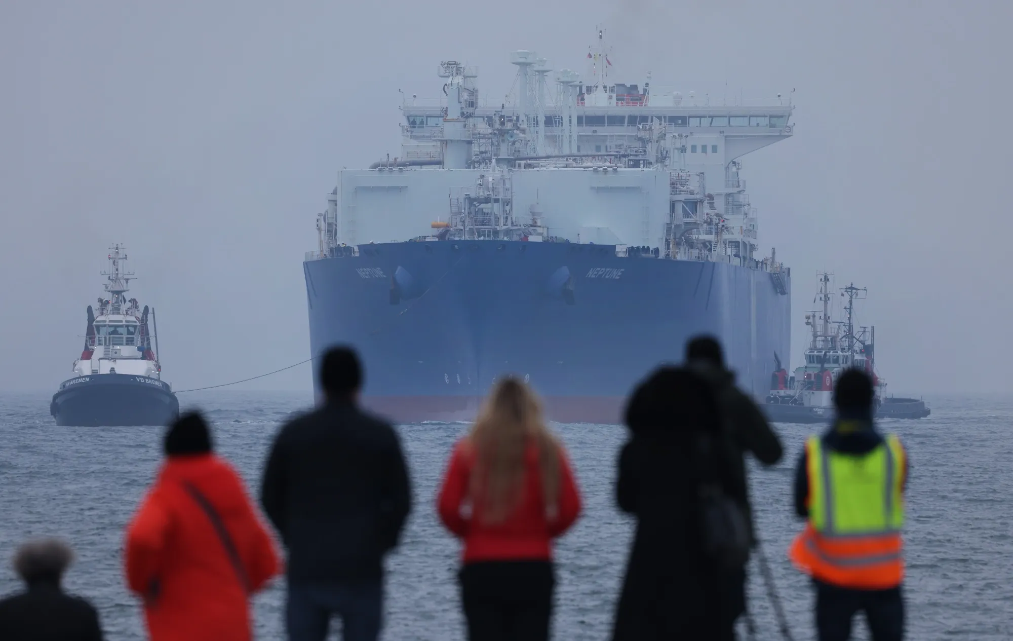 People watch as a LNG regasification ship arrives at Mukran Port in Sassnitz, Germany.&nbsp;