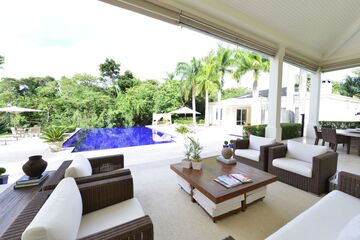 La casa está diseñada para la vida interior / exterior.