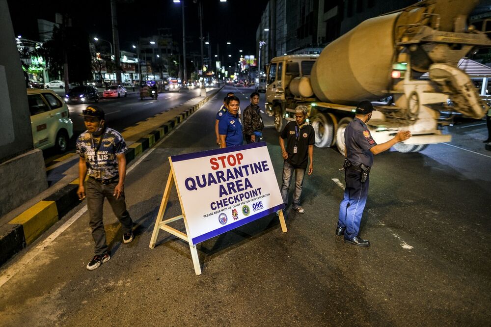 Manila Enters Lockdown For Month Duterte Mulls Curfew Bloomberg