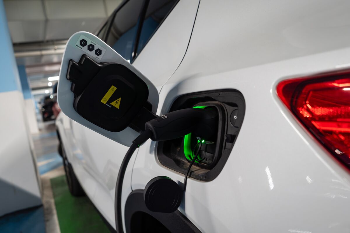 bloomberg.com - Jonathan Tirone - Gulf War Pushes Austrian Electric Vehicle Sales to a Record